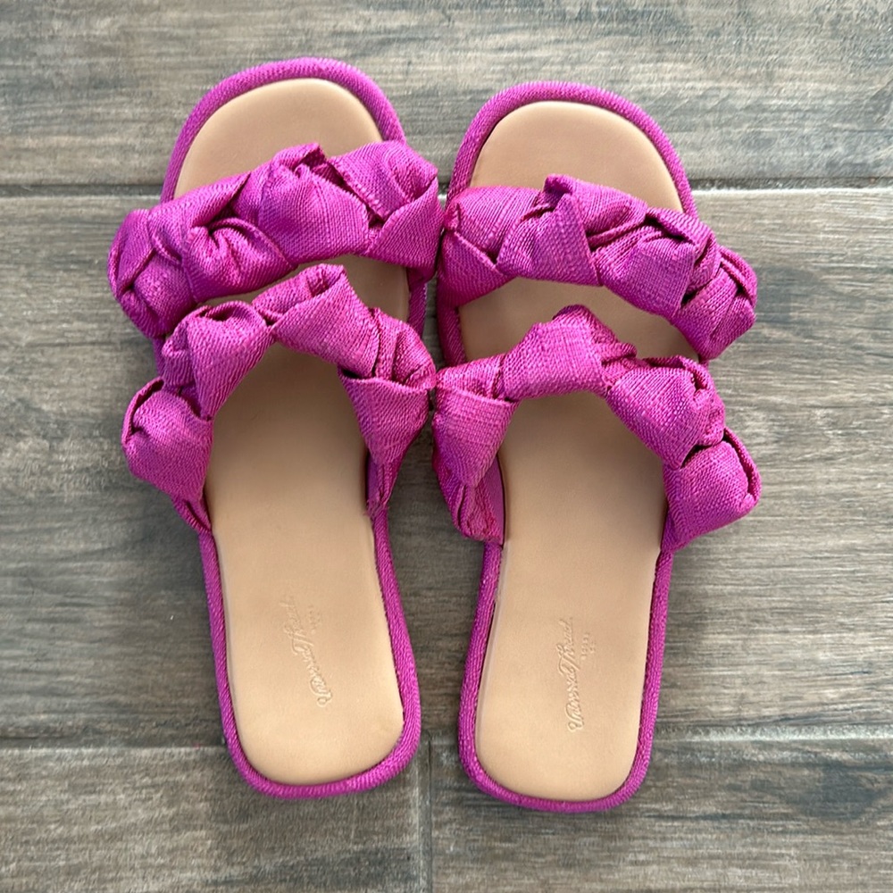 Universal thread sandals